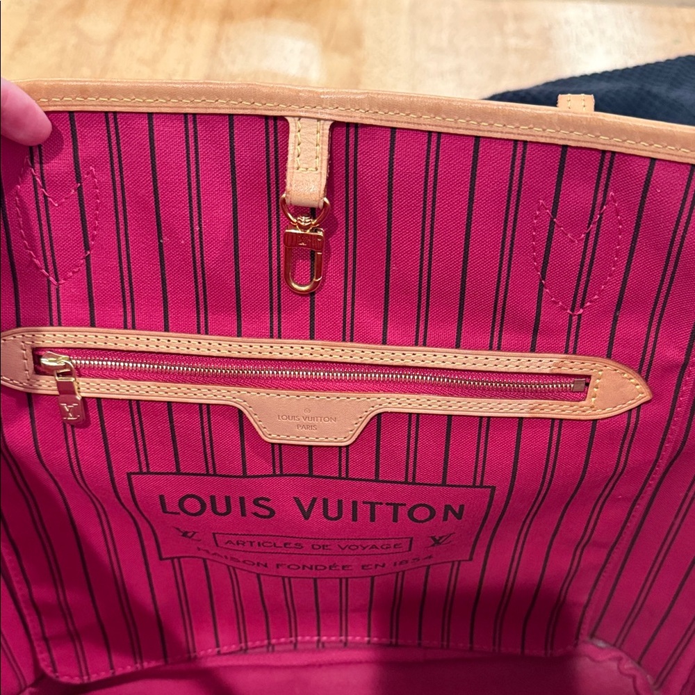 Louis Vuitton Neverfull MM 
 Brown Monogram Tote with Pink Interior - Picture 3 of 14